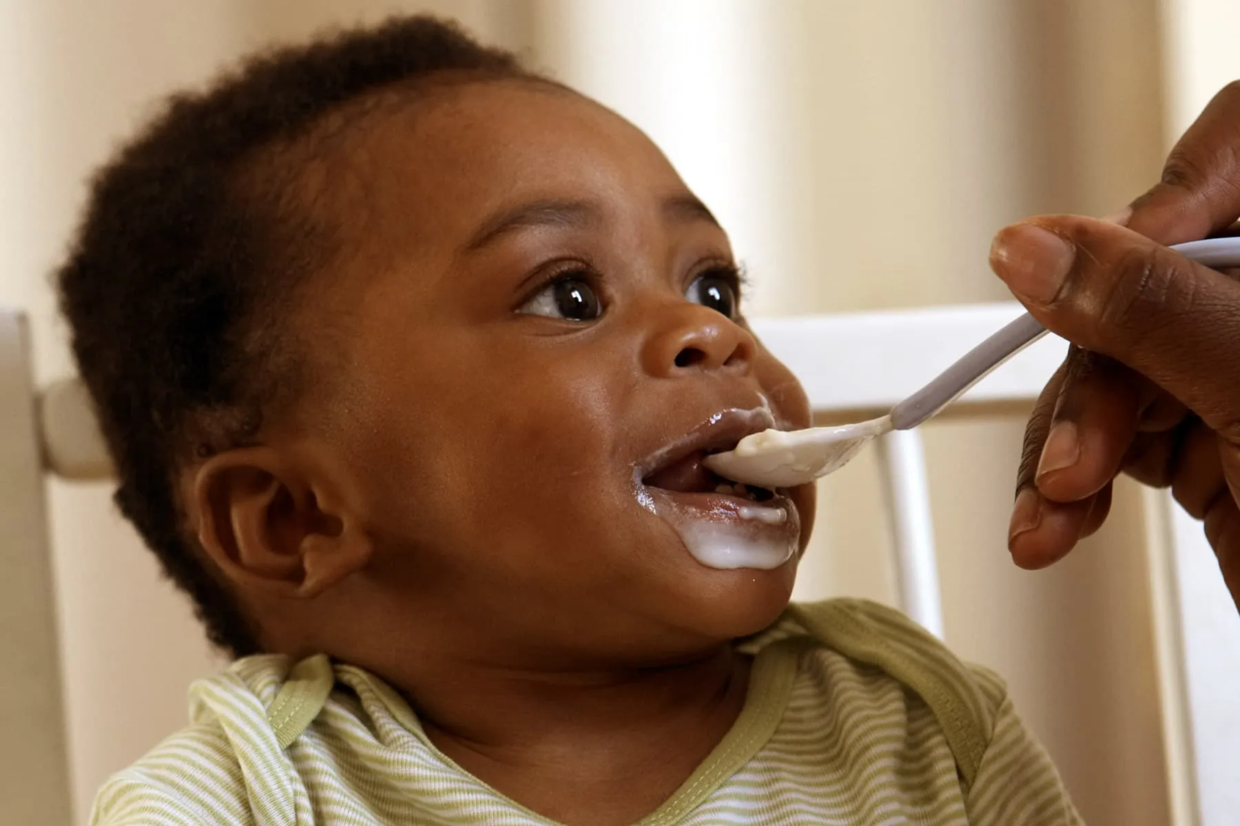 Alimentación del Bebé en su Primer Año: Los Alimentos Adecuados para Cada Etapa