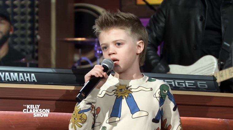 Mira cómo el hijo de Kelly Clarkson sorprende a su audiencia con una interpretación de un clásico de Frank Sinatra