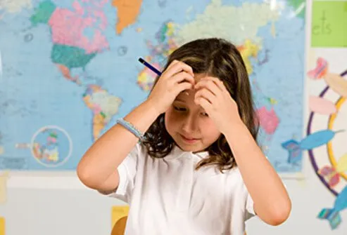 Una niña ha olvidado cómo hacer una tarea en clase.