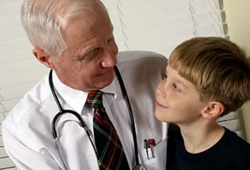 Un médico habla con un niño con TDAH.