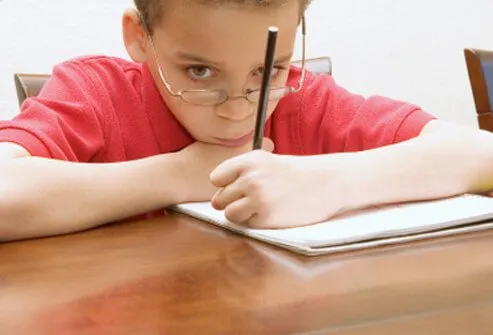 Un niño aburrido e inattento en la escuela.