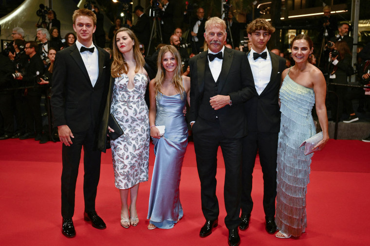 Kevin Costner comparte rara foto con 6 de sus hijos