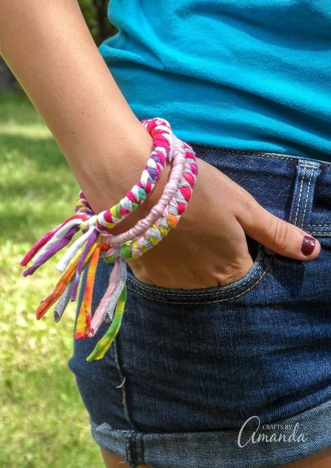 Los niños pueden aprender a reciclar su ropa vieja en pulseras geniales