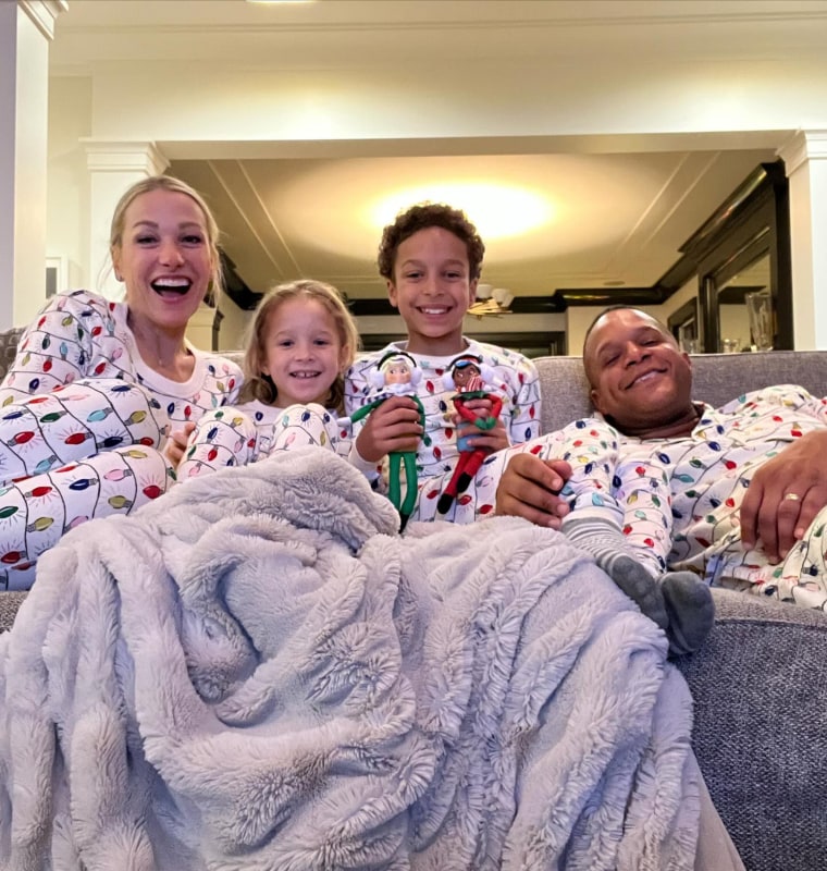 Ve a Craig Melvin como nunca antes... en pijamas a juego con su familia a través de los años