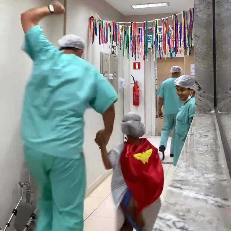 Este cirujano pediátrico viste a sus pacientes como mini superhéroes