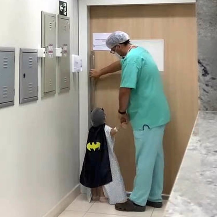 Este cirujano pediátrico viste a sus pacientes como mini superhéroes