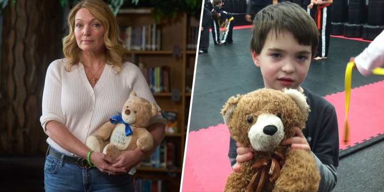 Nicole Hockley sostiene un oso de peluche que recibió tras la muerte de su hijo Dylan durante un tiroteo escolar.